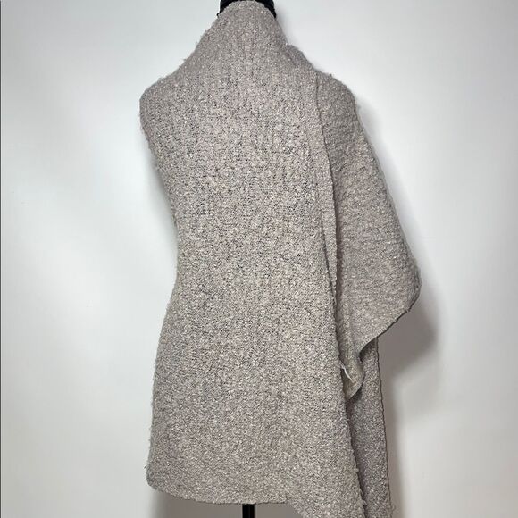 Cozy Women's large scarf or shawl  in Cream - Picture 6 of 6